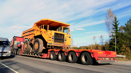 47301789-parainen-finland-october-9-2015-volvo-fh-hauls-a-volvo-bm-540-rigid-dump-truck-as-wide-load-the-bm-5